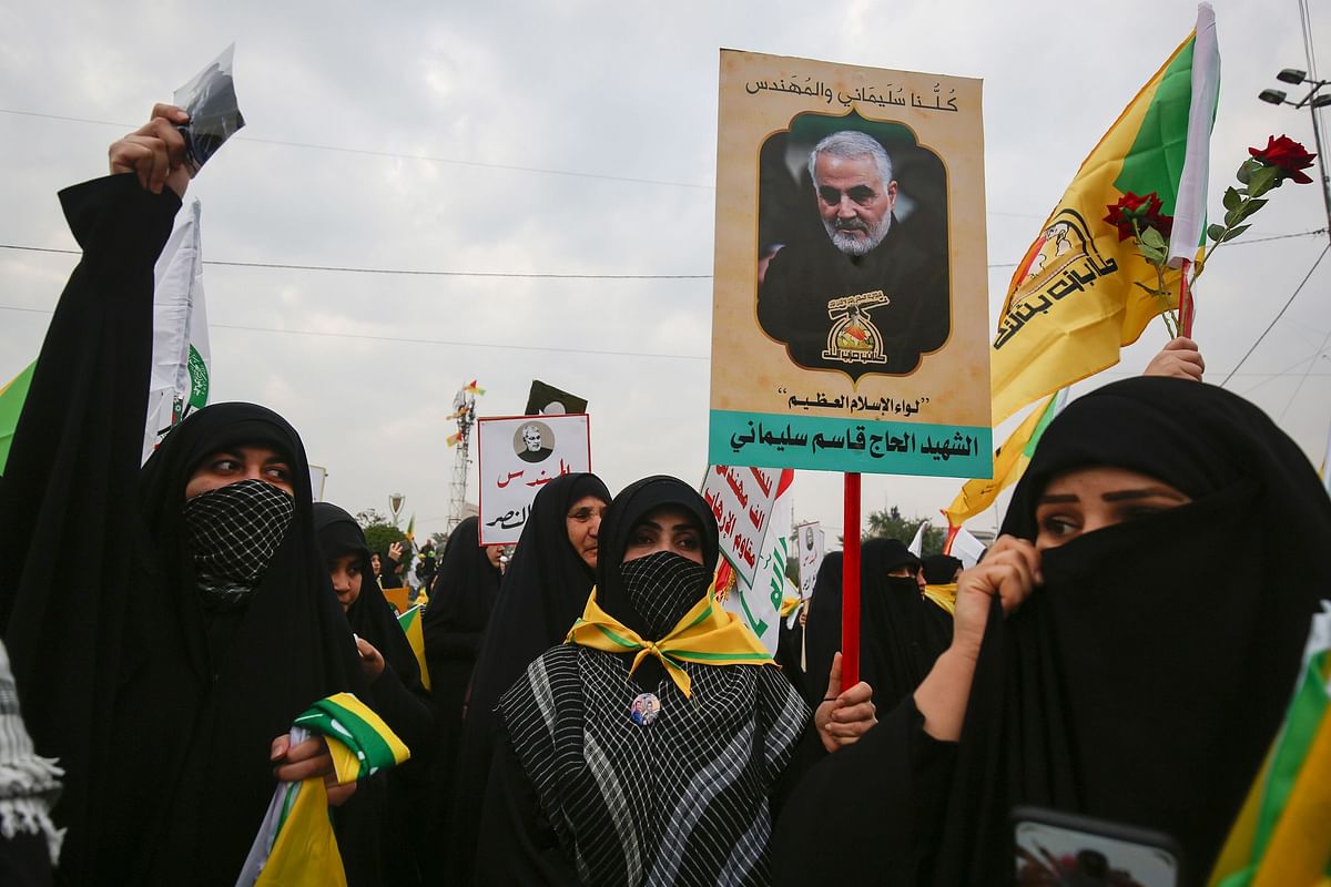 Supporters of the Hashed al-Shaabi paramilitary force and Iraq`s Hezbollah brigades attend the funeral of Iranian military commander Qasem Soleimani (portrait) and Iraqi paramilitary chief Abu Mahdi al-Muhandis in Baghdad`s district of al-Jadriya, in Baghdad`s high-security Green Zone, on 4 January, 2020. Photo: AFP