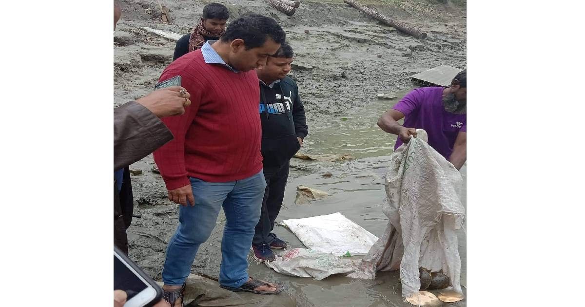 Turtles being released at Kirtinasha river in Shariatpur 4 January 2019. Photo: UNB
