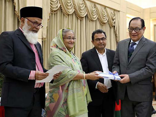 A delegation of Bangladesh Association of Banks (BAB), led by its president Nazrul Islam Mazumder, met prime minister Sheikh Hasina at her official Ganabhaban residence on Monday evening. Photo: BSS