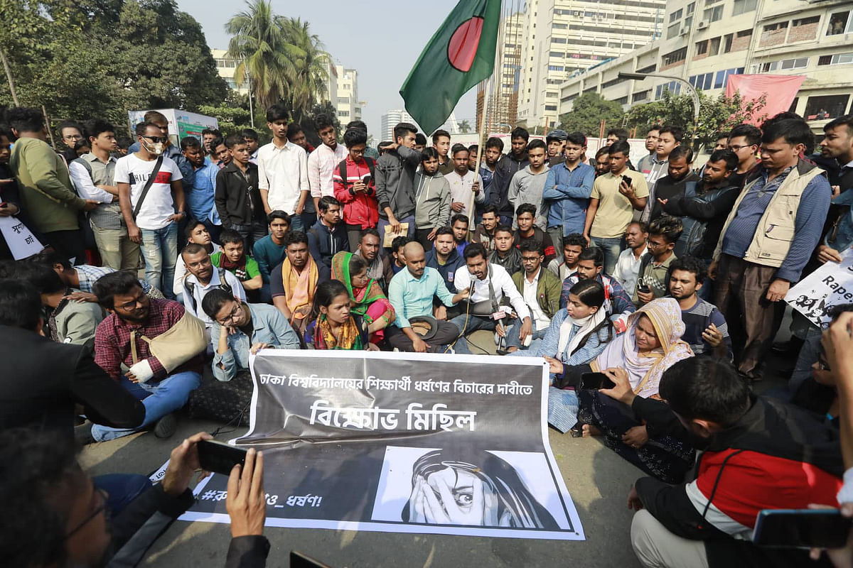 Protesters block Shahbagh intersection on Monday demanding punishment of people involved in the rape of a second-year female student of the university. Photo: Shuvra Kanti Das