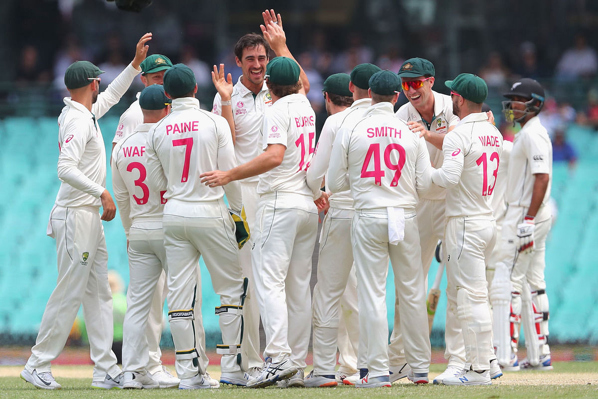 Australia`s Mitchell Starc (C) celebrates with teammates after taking the wicket of New Zealand captain Tom Latham (not pictured) during the fourth day of the third cricket Test match between Australia and New Zealand at the Sydney Cricket Ground in Sydney on 6 January, 2020. Photo: AFP