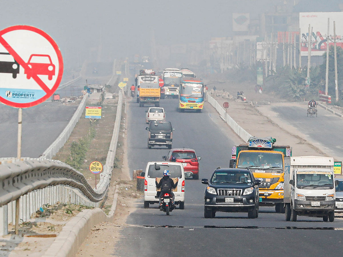 Buses, cars and motorcycles move to an opposite direction along with other vehicles on the same lane at Dhaka-Mawa highway on 6 January 2019. Photo: Dipu Malakar