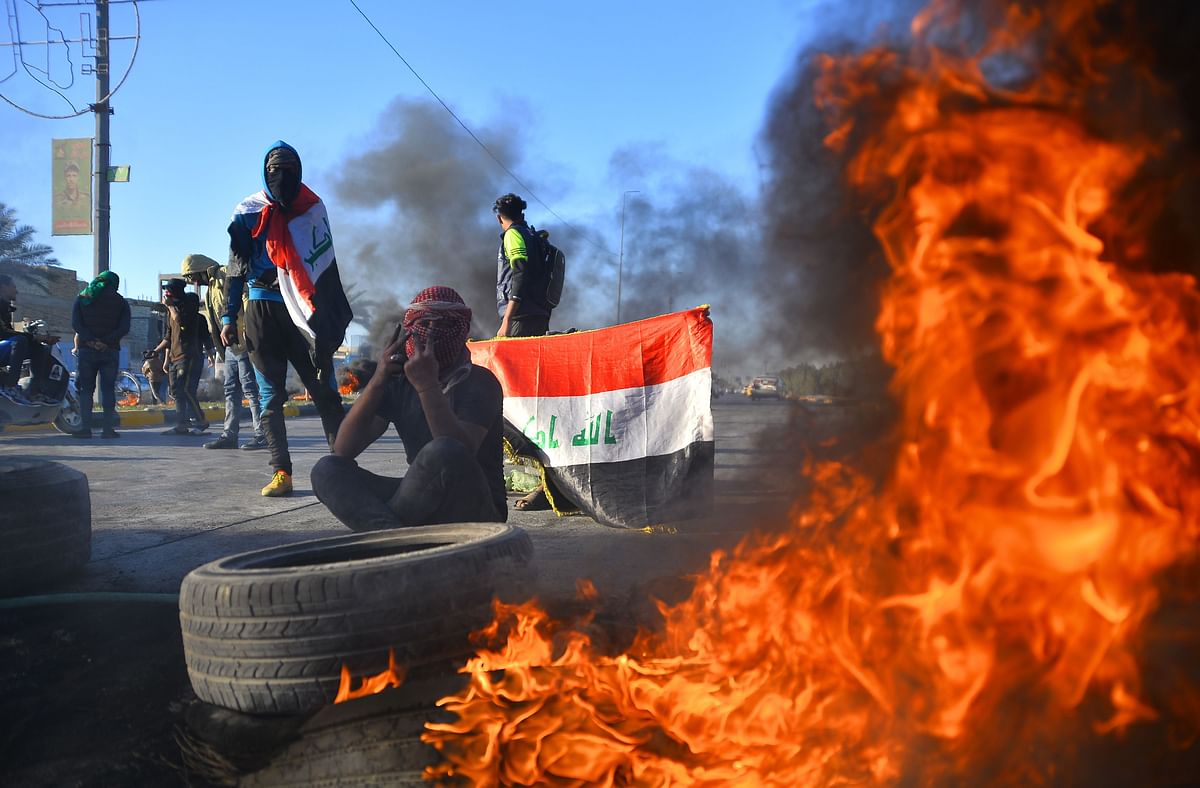 Iraqi demonstrators block a road with burning tyres in the central shrine city of Najaf, on 5 January 2020, to protest turning the country into an arena for US-Iran conflicts. Photo: AFP