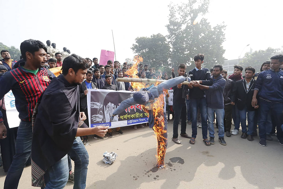 Dhaka University students burn an effigy on the campus protesting at the rape of one of the students of the university in Kurmitola area, Dhaka on 5 January 2020. Photo: Prothom Alo