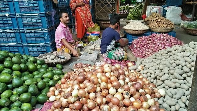 Vendor sell onions, potatoes, lemon and other daily essentials in Karwan Bazar, Dhaka. Prothom Alo File Photo