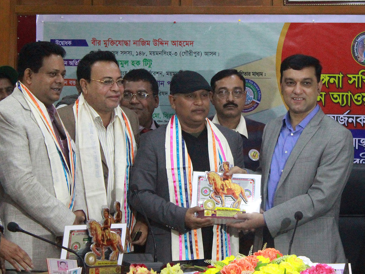 Abdul Quader Chowdhury, president of the Mymensingh committee of Nirapad Sarak Chai movement, receives Birangana Sakhina Silver Panel Award on 5 January 2019 at the city corporation auditorium in Mymensingh on behalf of actor Ilias Kanchan for his role to initiate the road safety movement. Photo: Anwar Hossain