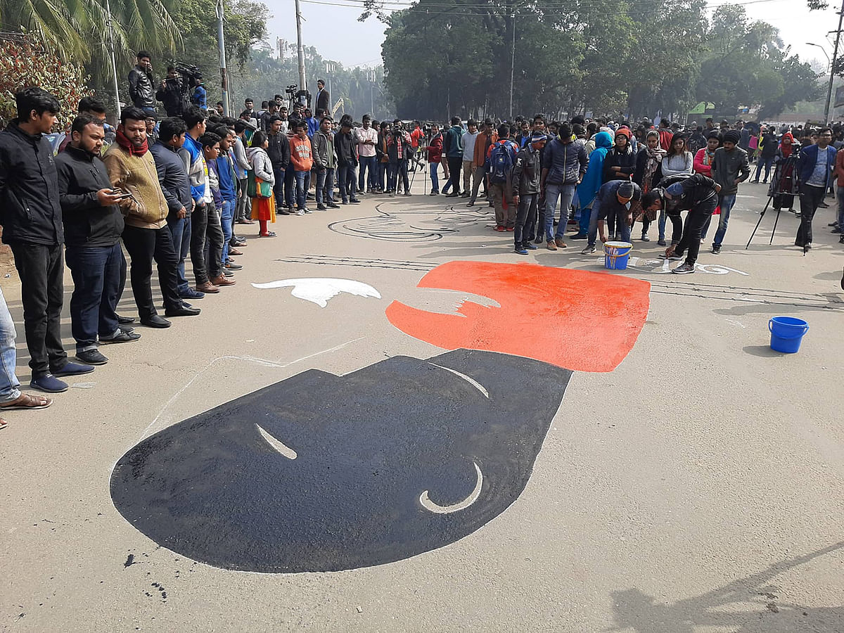 Dhaka University students demonstrate on the campus protesting at the rape of one of the students of the university in Kurmitola area, Dhaka on 5 January 2020. Photo: Prothom Alo