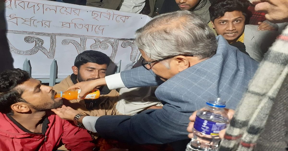 Four Dhaka University students, who had gone on a hunger strike demanding punishment of the rapist of their fellow, broke their hunger strike on Tuesday night after vice-chancellor Akhtaruzzman assured them of looking into the matter. Photo: UNB
