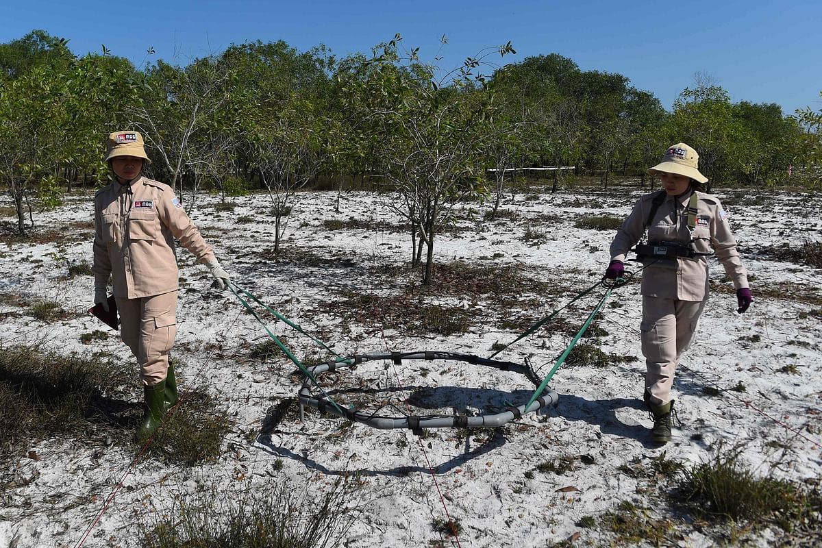 This picture taken on 6 January 2020 shows members of an all-female demining team exploring for unexploded ordnance at a landmine site in the Trieu Phong district in Quang Tri province. Photo: AFP