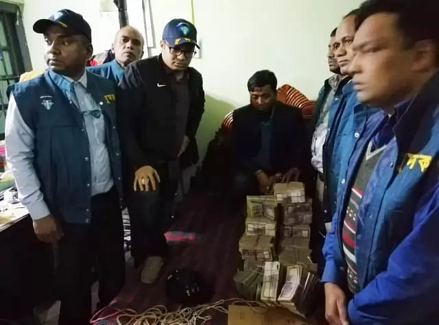 Anti-Corruption Commission (ACC) on Thursday detained the PIO of Dinajpur’s Parbatipur upazila. Photo: Courtesy