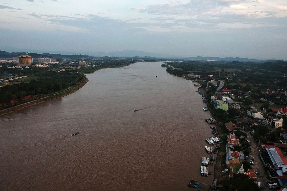 This aerial photo taken on 19 September 2019 shows boats on the Mekong River along the Laos side (L) and Thai side (R) in Chiang Rai province of the Golden Triangle. Photo: AFP