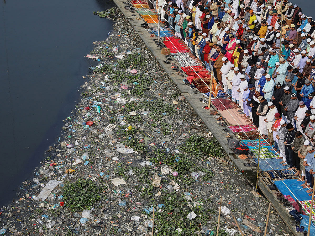 Muslims from around the world perform Friday prayer on a makeshift bridge during Bishwa Ijtema, which is considered the world’s second-largest Muslim gathering after haj, in Tongi, on the outskirt of Dhaka, Bangladesh, 10 January 2020. Photo: Reuters