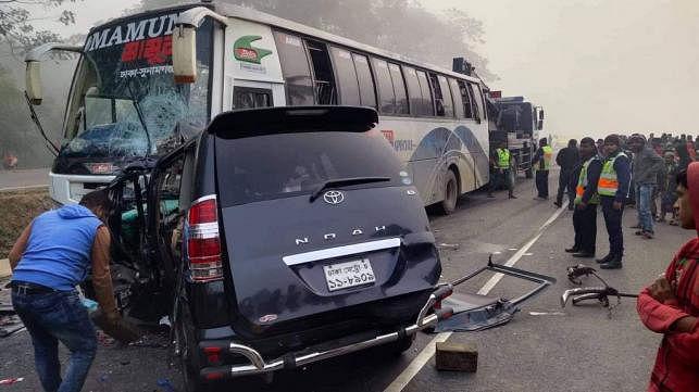 Six people killed in a road accident in Faridpur on 6 January 2019. Photo: Prothom Alo