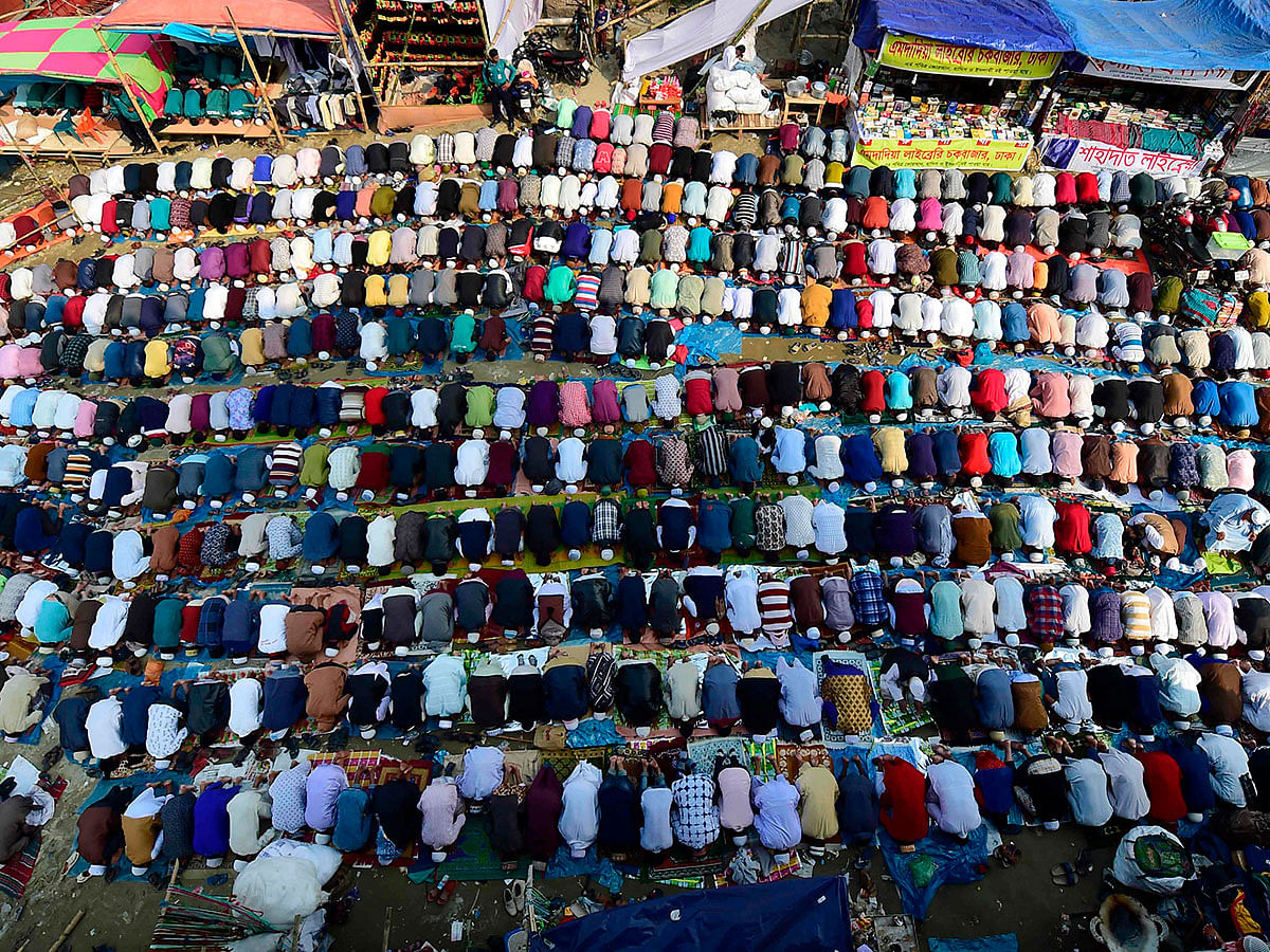 Muslim devotees pray as they attend the World Muslim Congregation, also known as `Biswa Ijtema`, during noon prayers at Tongi, on the outskirts of Dhaka on 10 January 2020. Photo: AFP