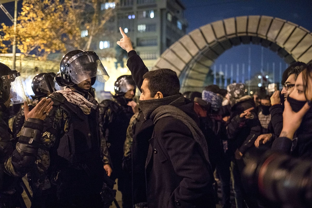 An Iranian man confronts riot police during a demonstration outside Tehran`s Amir Kabir University on 11 January, 2020. Photo: AFP