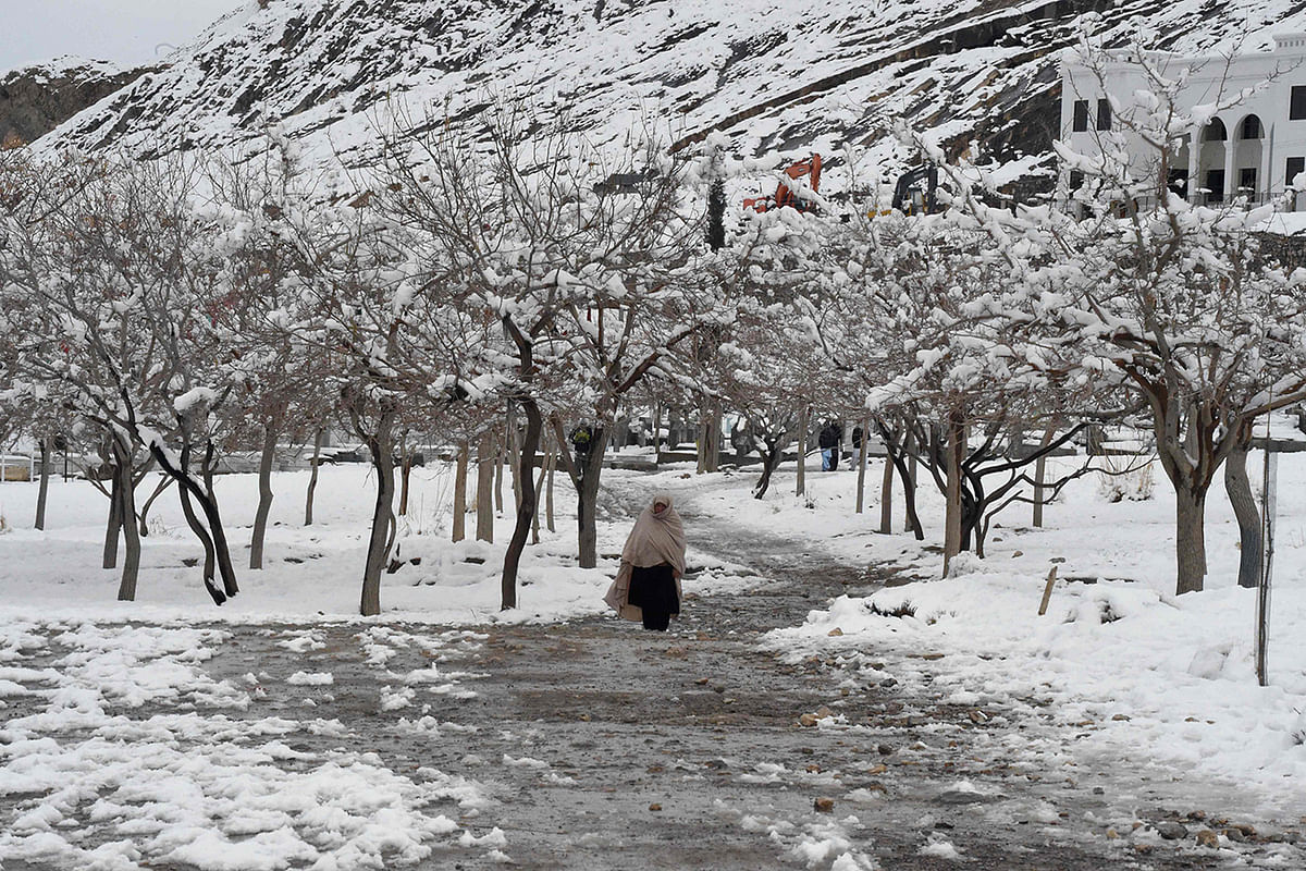 A woman walks after heavy snowfall in Quetta on 13 January, 2020. Photo: AFP