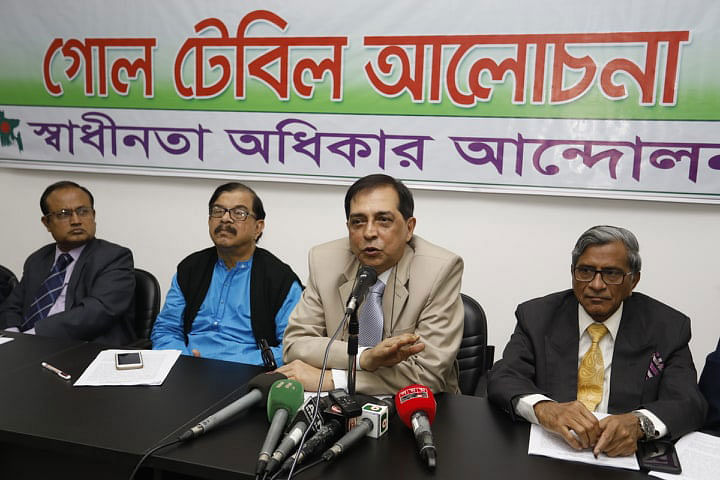 Supreme Court lawyer Shahdeen Malik speaks at a roundtable on EVM at Dhaka Reporters Unity on Wednesday. Photo: Dipu Malakar