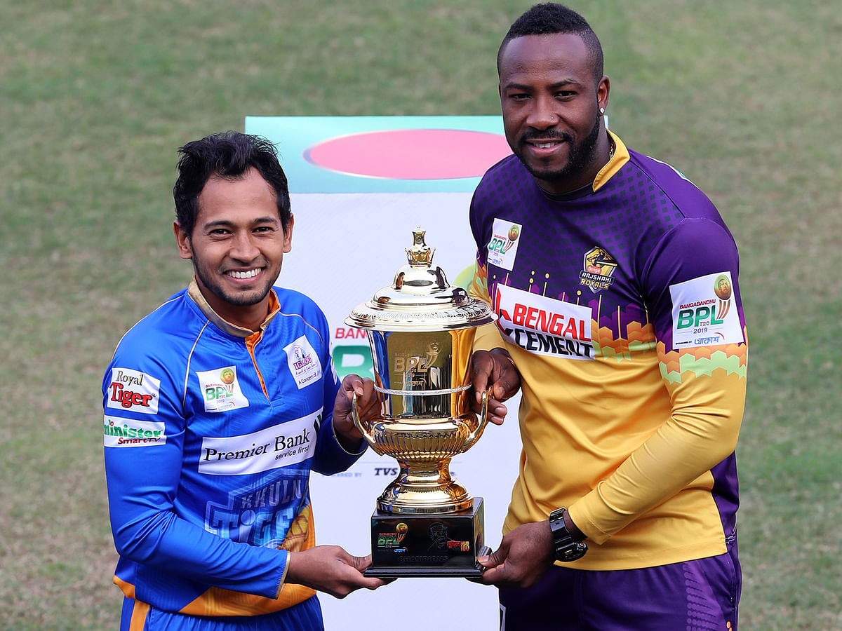 Khulna Tigers captain Mushfiqur Rahim and Rajshahi Royals` captain Andre Russell pose for photograph holding the trophy. Photo: Prothom Alo