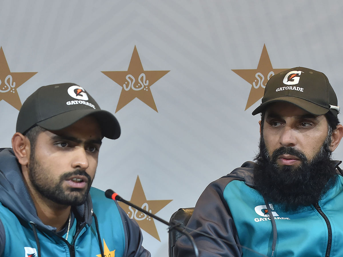 Pakistan`s Twenty20 cricket captain Babar Azam (L) and chief selector and head coach Misbah-ul-Haq address a press conference in Lahore on 16 January, 2020. Photo: AFP