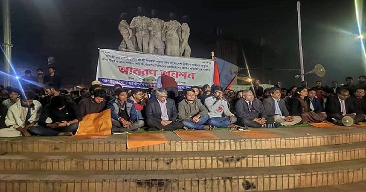 Some 20 students of Dhaka University go on hunger strike at the feet of Raju Memorial Sculpture on the campus on Thursday demanding deferment of Dhaka city polls. Photo: UNB