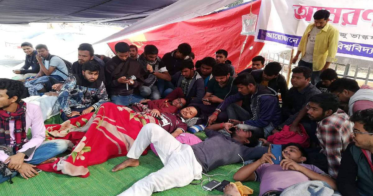 At least 10 students of Dhaka University fell sick on the second day of their fast unto death on Friday afternoon demanding deferment of the polls to the two Dhaka city corporations slated for 30 January. Photo: UNB