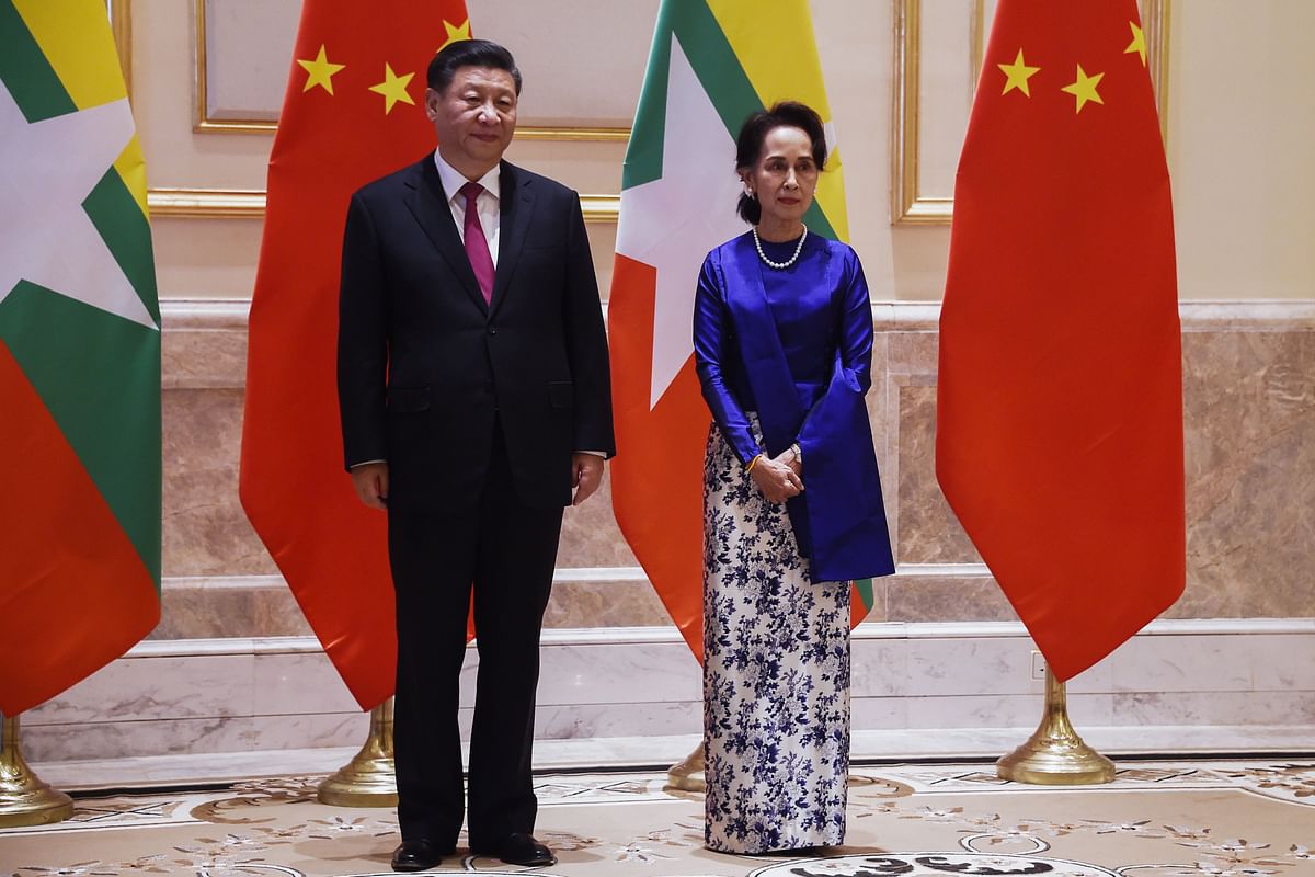 Chinese president Xi Jinping (L) and Myanmar State Counsellor Aung San Suu Kyi pose for pictures during a welcoming ceremony at the Presidential Palace in Naypyidaw on 17 January 2020. Photo: AFP
