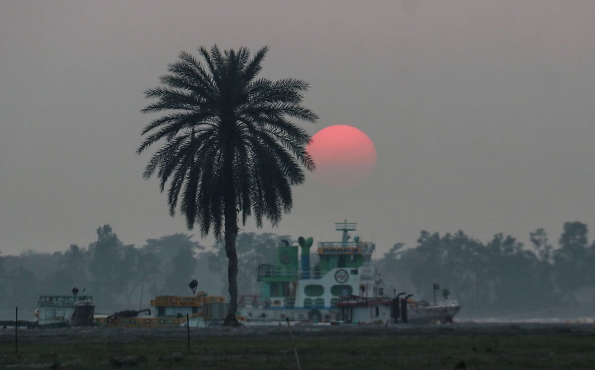 The sun tilts towards the western horizon at Mongla Port area in Bagerhat on 17 January. Photo: Saddam Hossain.