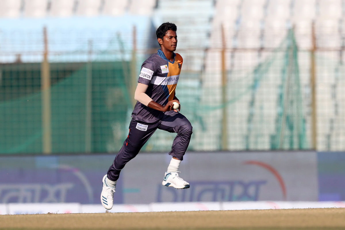 Hasan Mahmud bowls in a BPL match. Photo: Prothom Alo