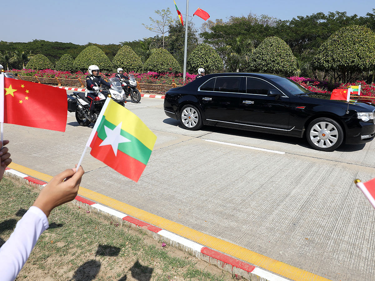 Myanmar students hold Myanmar and Chinese flags as they welcome Chinese president Xi Jinping outside of the airport in Naypyitaw, Myanmar, on 17 January 2020. Photo: Reuters
