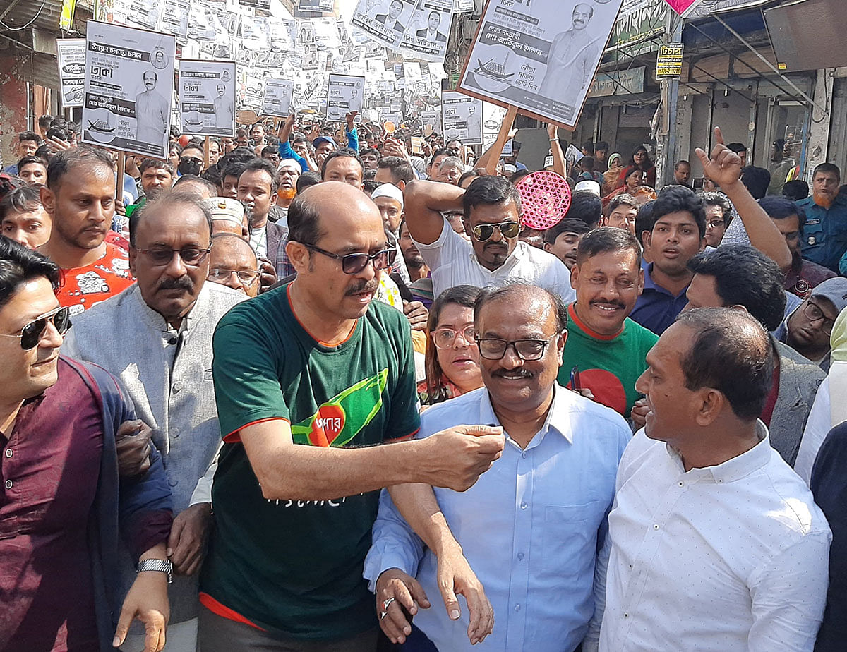 Dhaka North City Corporation mayor candidate Atiqul Islam campaigns at Mirpur-14 of Dhaka on 18 January. Photo: Sajid Hossain