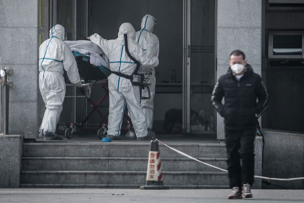This file photo taken on 18 January 2020 shows medical staff members carrying a patient into the Jinyintan hospital, where patients infected by a mysterious SARS-like virus are being treated, in Wuhan in China`s central Hubei province. Photo: AFP