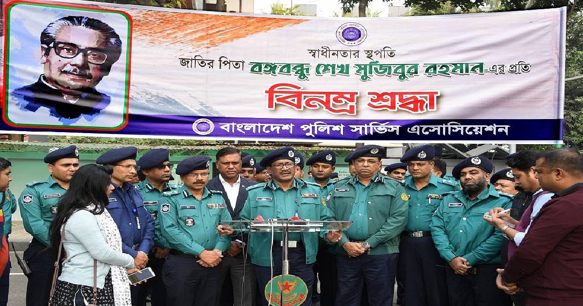 DMP commissioner Mohammad Shafiqul Islam talks to reporters after placing wreaths at the portrait of Bangabandhu at Dhanmondi Road No-32 on Monday. Photo: Courtesy.