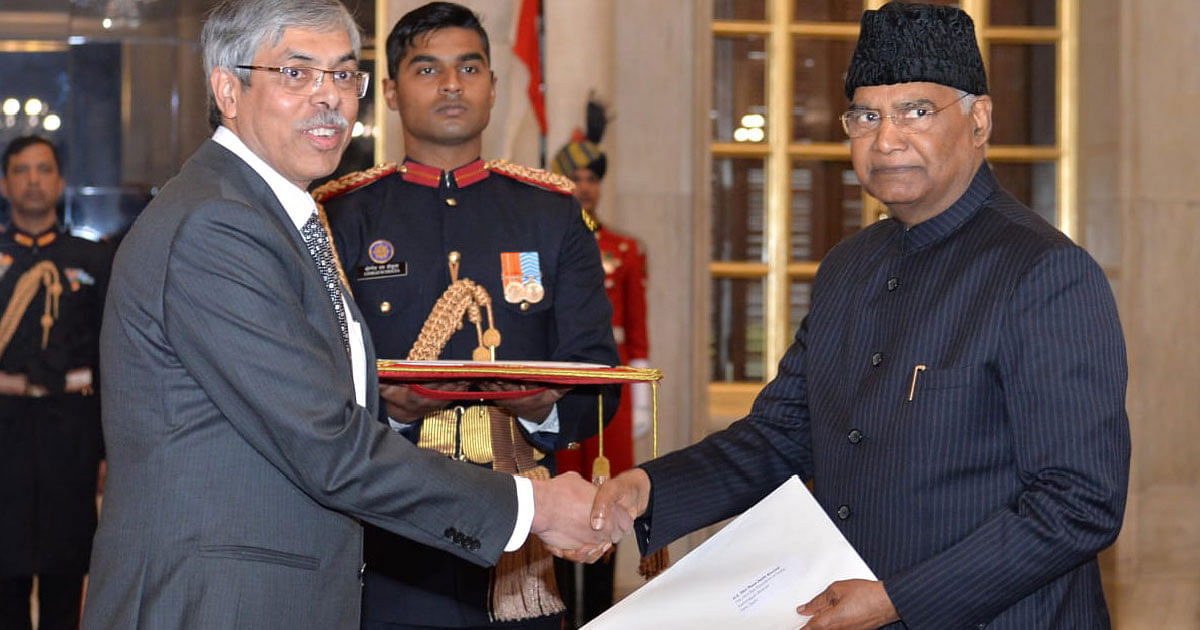 Newly appointed Bangladesh High Commissioner to India Muhammad Imran presents his credentials to the Indian president Ram Nath Kovind at Rashtrapati Bhavan in New Delhi on Tuesday. Photo: UNB