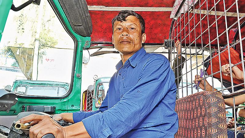 Jashimuddin in his auto-rickshaw. Photo: ProthomAlo