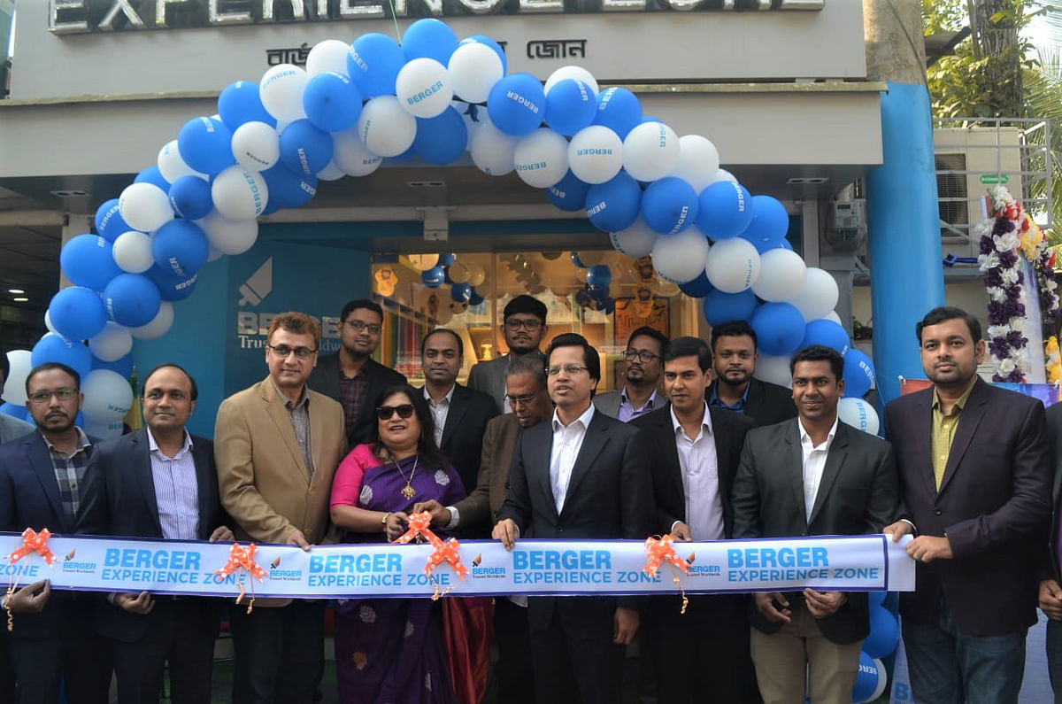 Berger Paints Bangladesh Ltd managing director Rupali Chowdhury with others opens an experience zone in Chandpur recently. Photo: Prothom Alo