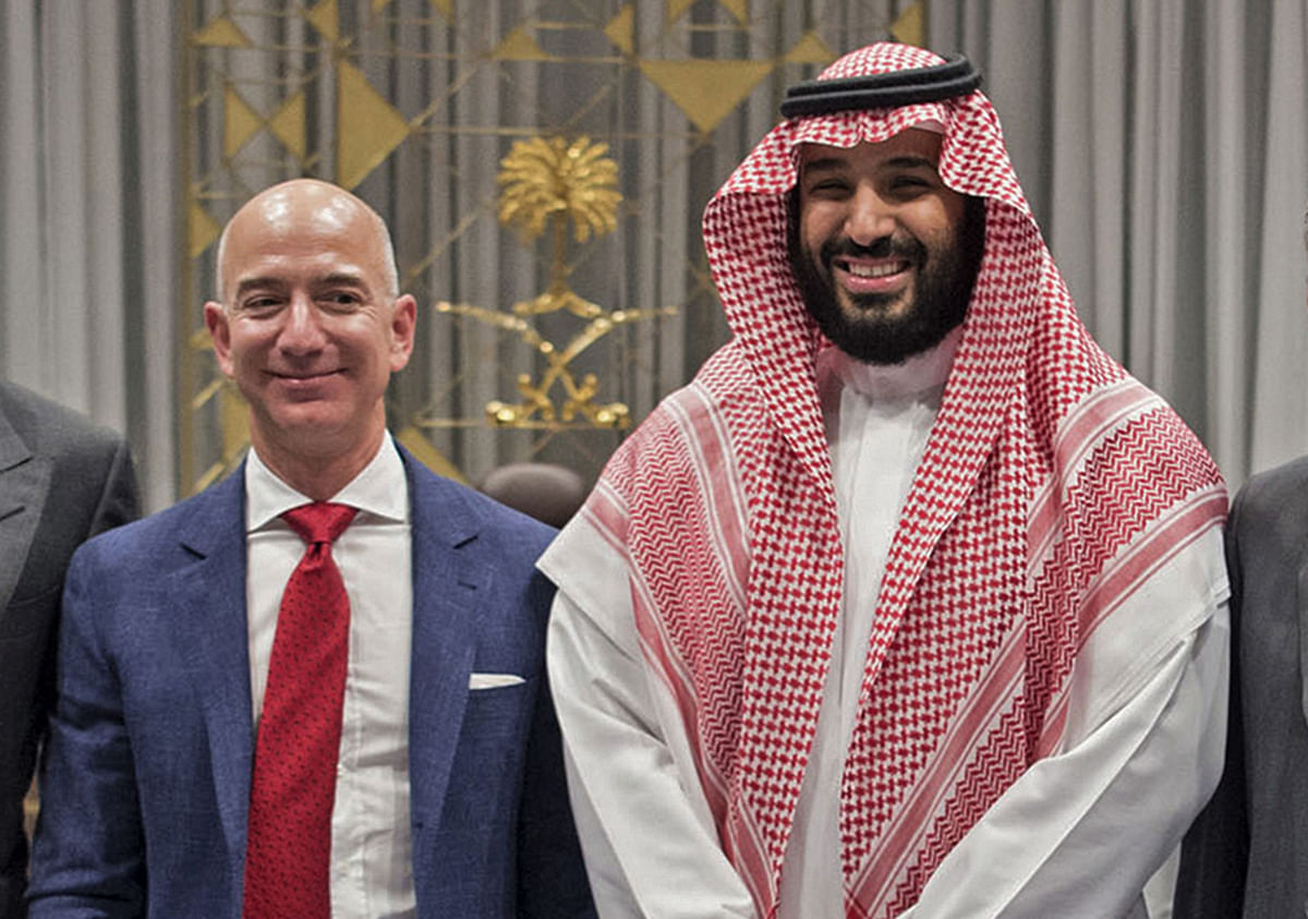 A handout picture provided by the Saudi Royal Palace on 9 November 2016 shows Saudi crown prince Mohammed bin Salman (C) posing with Amazon CEO Jeff Bezos ( L) during the latter`s visit to Riyadh. Photo: AFP