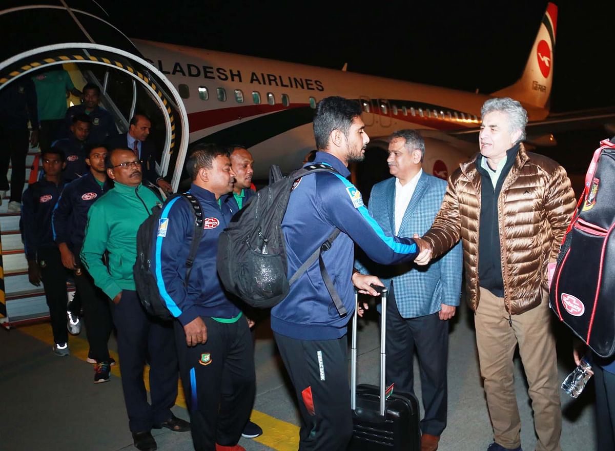 Pakistan Cricket Board authorities welcome Bangladesh national cricket team players when they reach in Lahore late Wednesday. Photo: BCB