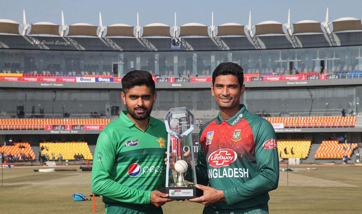 Bangladesh T20I captain Mahmudullah (R) and his Pakistan counterpart Babar Azam pose with the trophy at Gaddafi Stadium in Lahore, Pakistan on 23 January 2020. Photo: Twitter handle of Bangladesh Cricket