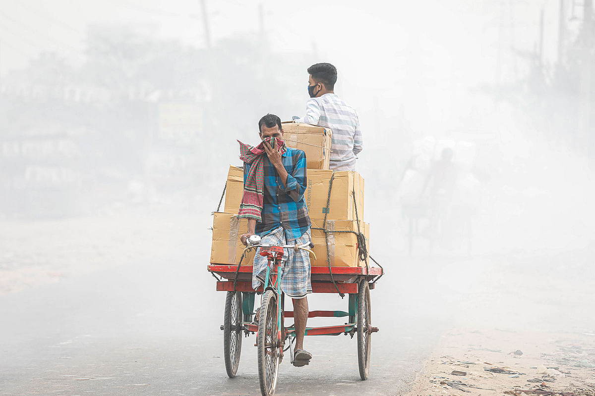 Smoke emanating from burning garbage intensifies air pollution in Dhaka city. Garbage and plastic products are burned every day in Hazaribagh area causing sufferings and health hazards to locals and passersby. The picture is taken at Kalunagar on 23 January. Photo: Dipu Malakar