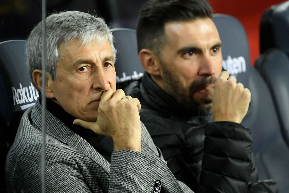 Barcelona`s Spanish coach Quique Setien (L) and coaching assistant Eder Sarabia sit on the benche before the Spanish league football match between FC Barcelona and Granada FC at the Camp Nou stadium in Barcelona on 19 January, 2020. Photo: AFP