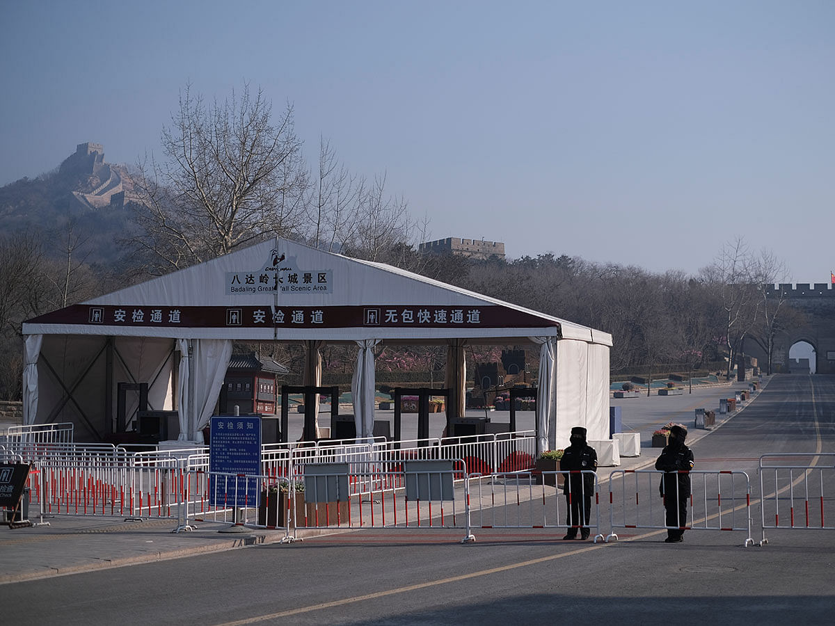 Security guards stand behind the barrier at an entrance to the Badaling section of the Great Wall, which is closed to visitors in Yanqing district in Beijing, China on 25 January 2020. Photo: Reuters