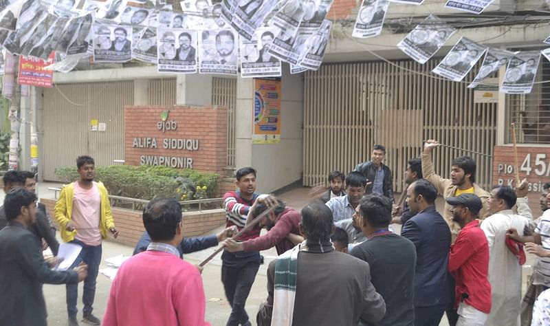 A chase and counter-chase between leaders and activists of ruling Bangladesh Awami League and Bangladesh Nationalist Party broke out when the BNP nominated mayoral candidate for DSCC polls Ishraque Hossain was electioneering in Gopibagh area, Dhaka on 26 January 2020. Photo: Suvra Kanti Das