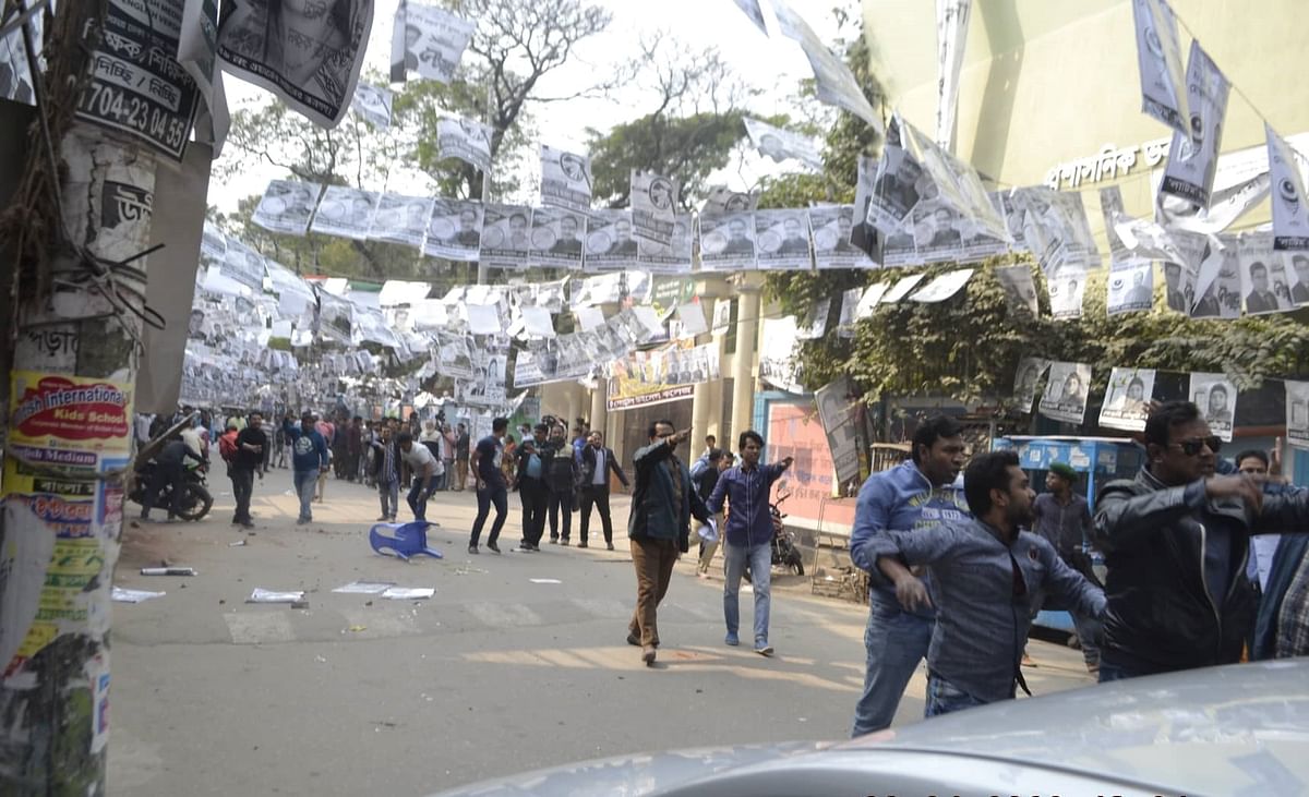 Several people were injured as a chase and counter-chase between leaders and activists of ruling Bangladesh Awami League and Bangladesh Nationalist Party broke out when the BNP nominated mayoral candidate for DSCC polls Ishraque Hossain was electioneering in Gopibagh area, Dhaka on 26 January 2020. Photo: Suvra Kanti Das
