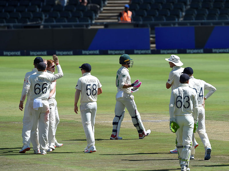 South Africa`s captain Faf du Plessis (C) walks back to the pavilion after his dismissal by England`s Ben Stokes during the fourth day of the fourth Test cricket match between South Africa and England at the Wanderers Stadium in Johannesburg on 27 January 2020. Photo: AFP