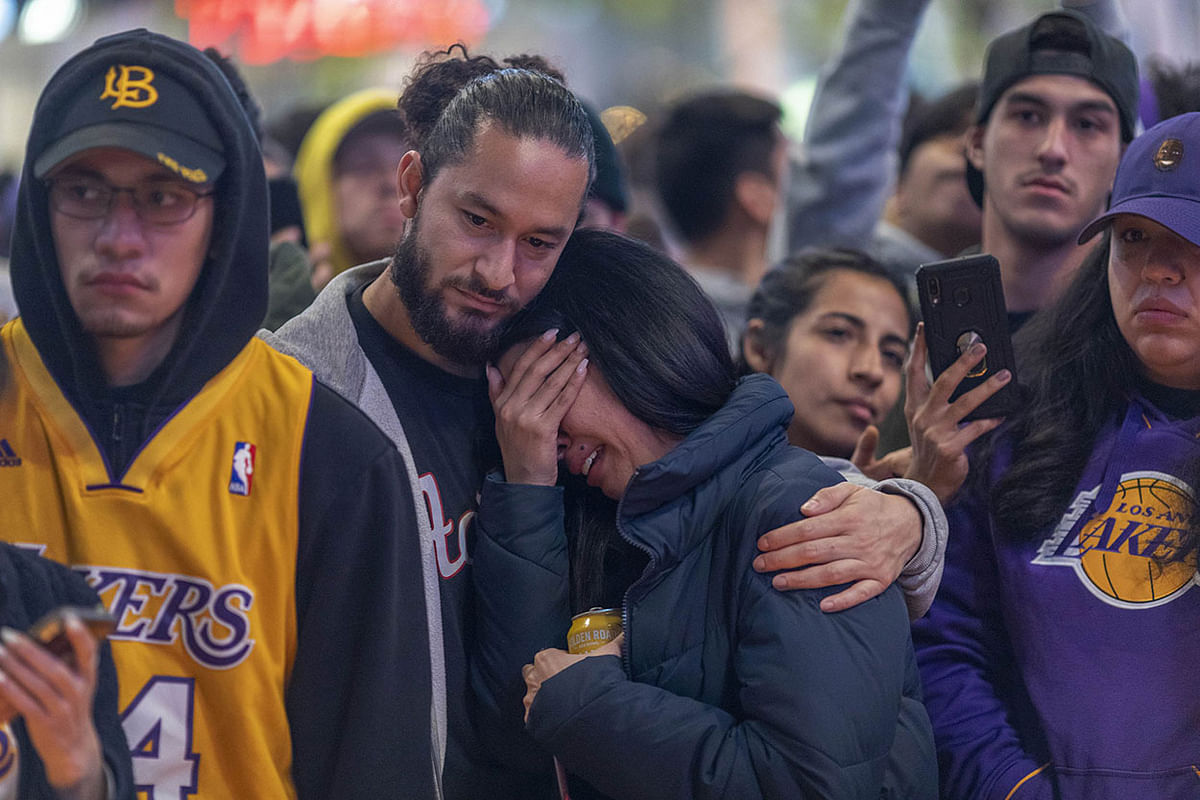 People mourn for former NBA star Kobe Bryant, who was killed in a helicopter crash in Calabasas, California, near Staples Center on 26 January, 2020 in Los Angeles, California. Photo: AFP