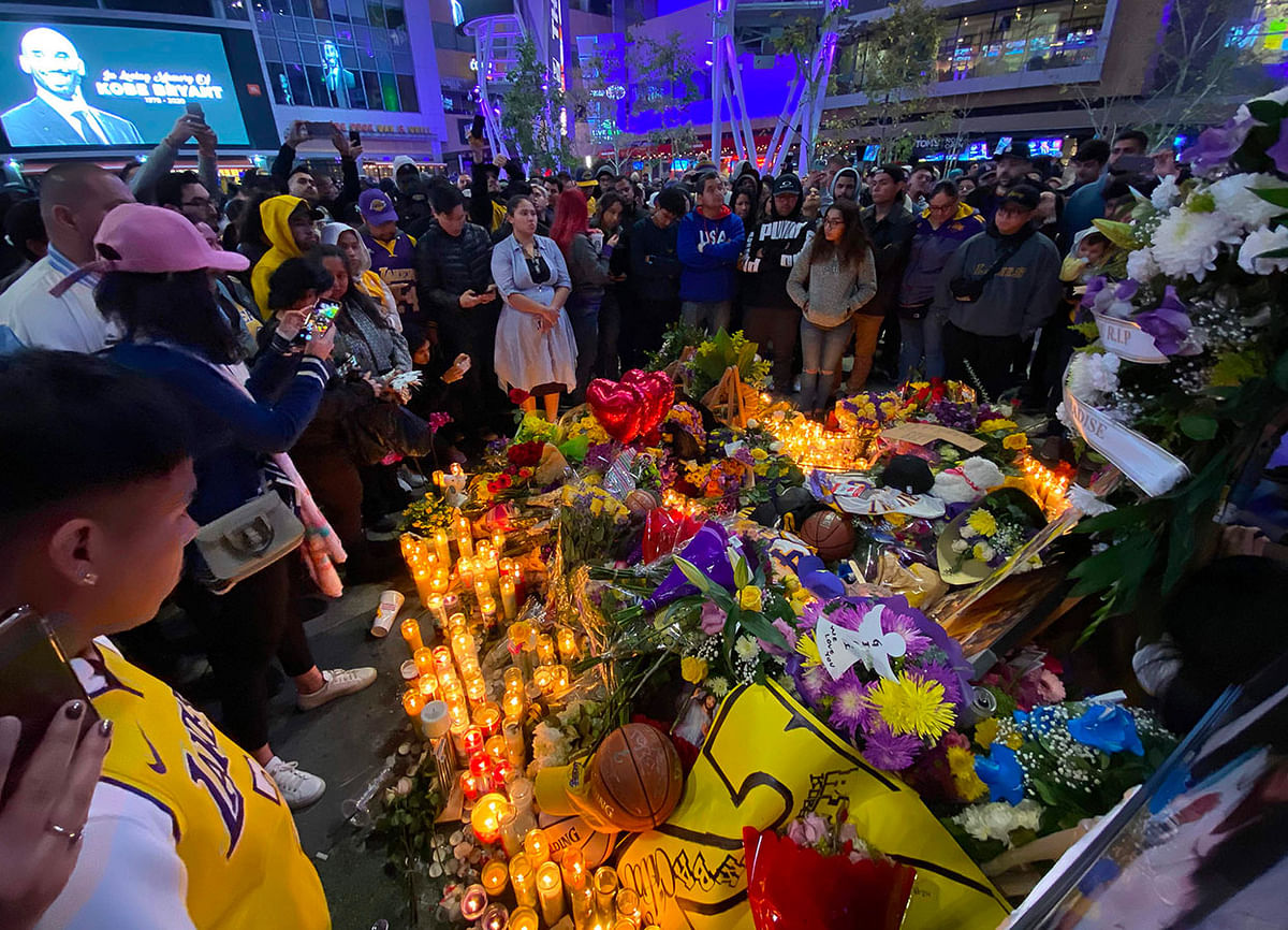 People gather by the Staples Center in Los Angeles on January 26, 2020 as they pay tribute to former NBA and Los Angeles Lakers player Kobe Bryant following his death in a helicopter crash near Los Angeles. Photo: AFP