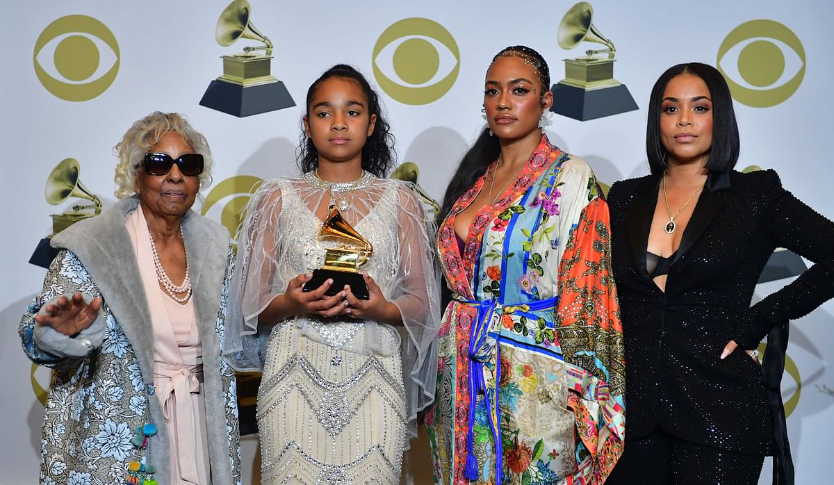 (L-R) Nipsey Hussle`s grand mother Margaret Bouffe, Nipsey Hussle`s daughter Emani Asghedom, Nipsey Hussle`s sister Samantha Smith and Nipsey Hussle`s wife Lauren London pose with the Grammy for Best Rap Song Performance in the press room during the 62nd Annual Grammy Awards on 26 January, 2020, in Los Angeles. Photo: AFP