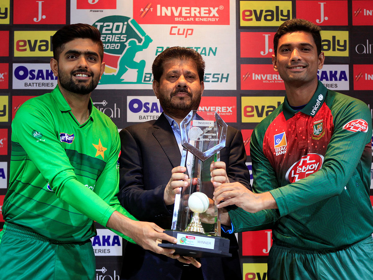 The cricket team captains Pakistan`s Babar Azam and Bangladesh`s Mahmudullah Riyad pose with T20 series 2020 trophy, during an unveiling ceremony at Gaddafi Stadium Lahore, Pakistan on 23 January 2020. Photo: Reuters