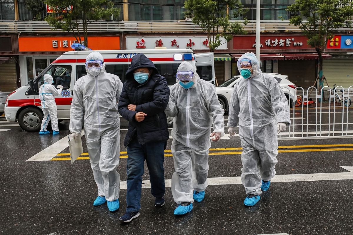 This photo taken on 26 January shows medical staff members wearing protective clothing to help stop the spread of a deadly virus which began in the city, accompanying a patient (2nd L) as they walk into a hospital in Wuhan in China`s central Hubei province. Photo: AFP