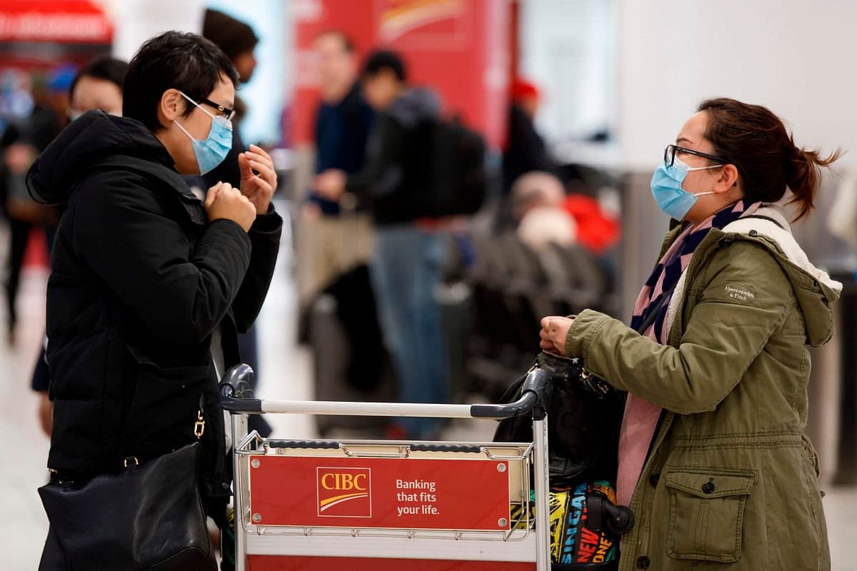 Travellers are seen wearing masks at the international arrivals area at the Toronto Pearson Airport in Toronto, Canada, 26 January 2020. Toronto Public Health confirmed Saturday that a case of the novel coronavirus that originated in Wuhan, China is currently being treated in a Toronto Hospital. Photo: AFP